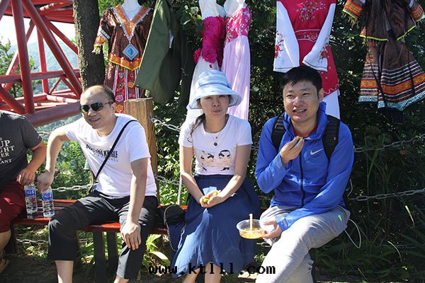 我(wǒ)们(men)的(de)团(tuán)隊—迷人(rén)的(de)微笑