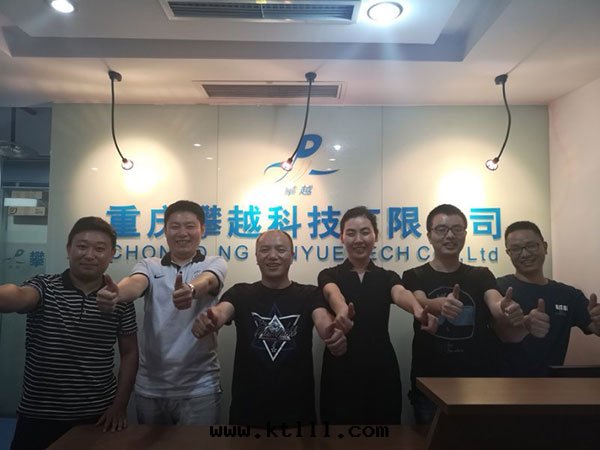 我(wǒ)们(men)的(de)团(tuán)隊—喬遷前(qián)的(de)合影留戀